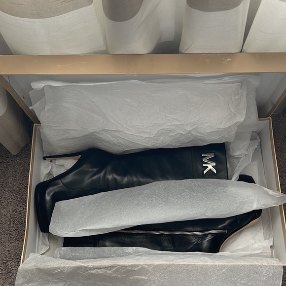 Used Michael Kors Black Leather knee high boots size 6 1/2 like new - Picture 9 of 10